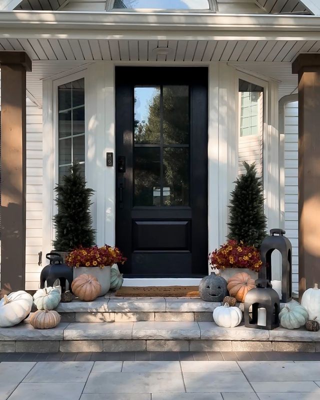 @laurenashleyhansen’s 4 Lite SDL Fiberglass in Tricorn Black at their home